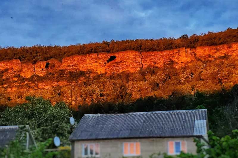 Красная скала в Рашкове